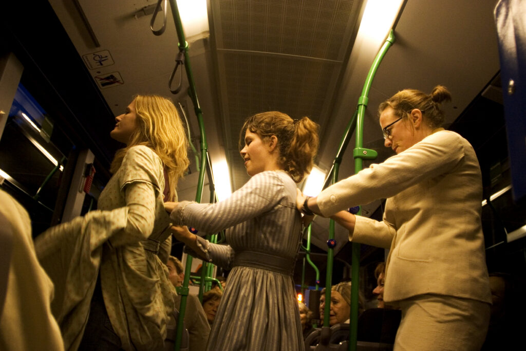3 Schwestern Nehmen Den Bus – Szenenfoto 3